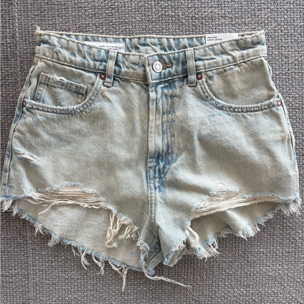 Brand new Zara High-Rise Curved Denim Shorts – Size US 4 / EUR 36